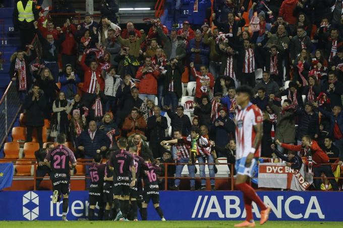 El Sporting celebra el gol de Uros Djurdjevic durante el Lugo-Sporting (Foto: Luis Manso).