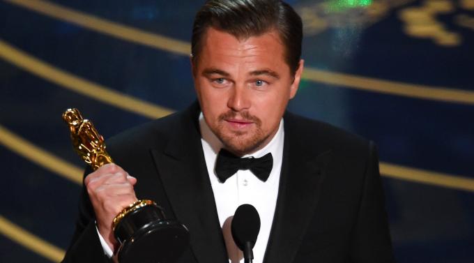 Leonardo DiCaprio, tras recibir el Óscar.