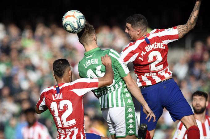 Loren cabecea en el Betis-Atlético (Foto: Kiko Hurtado).