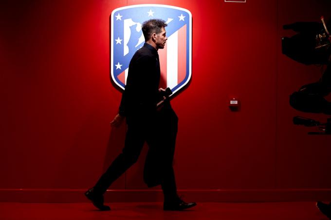 Simeone, con el escudo del Atleti de fondo (Foto: LaLiga).