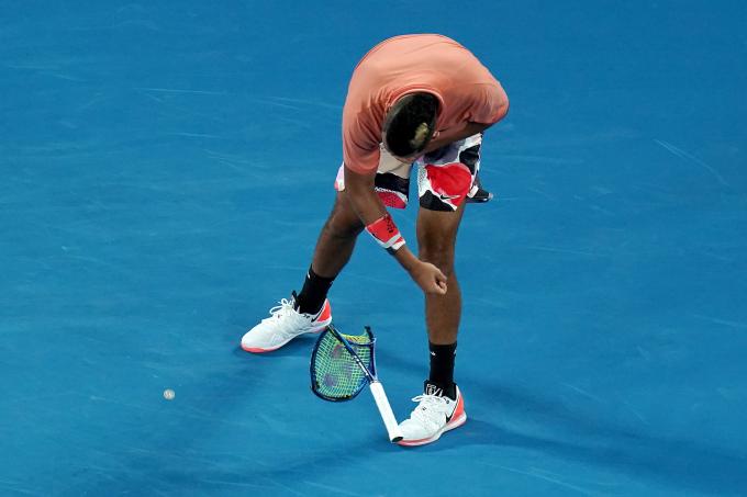 Agresividad en el tenis: Kyrgios lanza la raqueta contra el suelo en el partido frente a Rafa Nadal.
