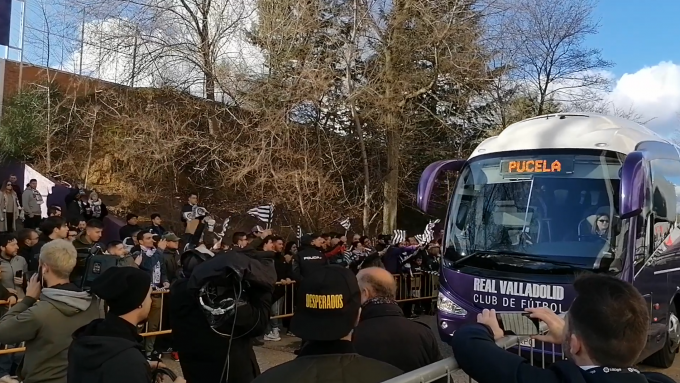Llegada del autocar del Real Valladolid antes de un partido en Zorrilla.