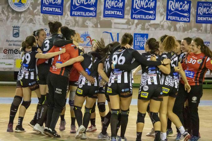 Las jugadoras celebran el triunfo (Foto: RF Málaga / J. Montoro).