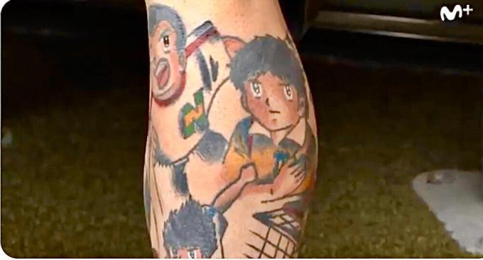 Amante de los tatoos: Así lucen Oliver y Benji en la pierna izquierda de Iago Herrerín.