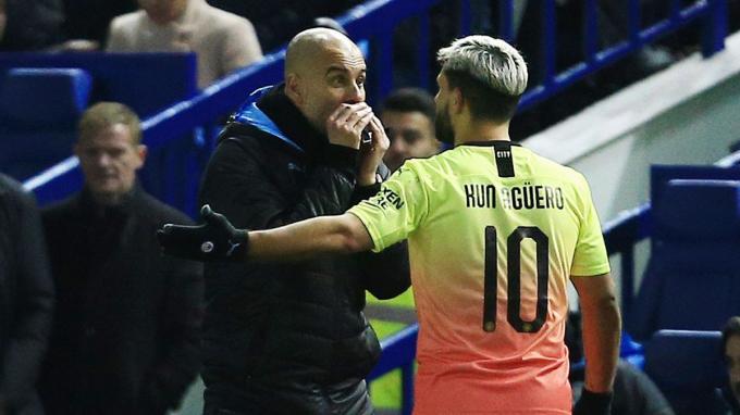 Guardiola, entrenador del Manchester City, da indicaciones a Agüero.