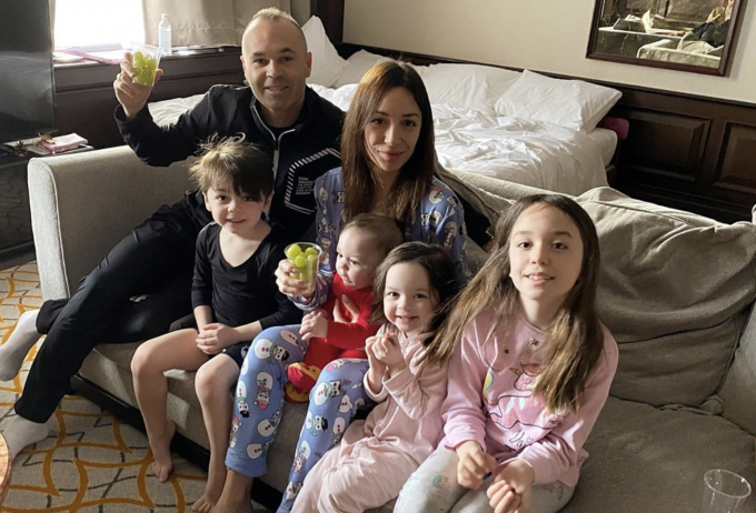 Iniesta, Anna Ortiz y sus cuatro hijos: Valeria, Paolo Andrea, Siena y Romeo (Foto: Instagram).