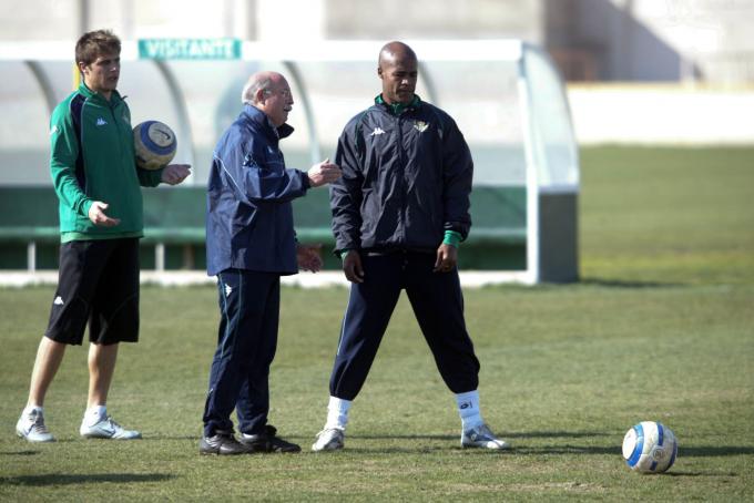 Joaquín, Assunçao y Serra Ferrer en un entrenamiento del Betis (Foto: Kiko Hurtado).