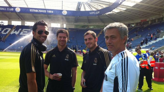 Arbeloa, Xabi Alonso, Casillas y Mourinho posan antes de un partido de pretemporada.