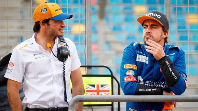 Carlos Sainz Jr y Fernando Alonso, charlando (Foto: EFE).
