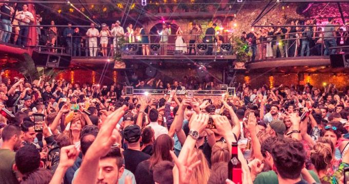 Una de las discotecas de Ibiza, en pleno show.