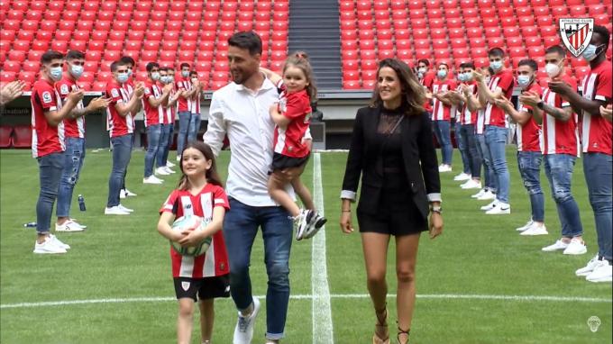 Despedida de Aritz Aduriz, junto a su familia, en el césped de San Mamés (Foto: Athletic Club).