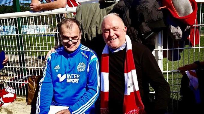 El blogger de ElDesmarque Bizkaia Luisfer García junto a Marcelo Bielsa en una visita realizada al 'Loco' en Francia.