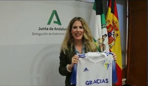 Ana Mestre muestra la camiseta solidaria del Cádiz.