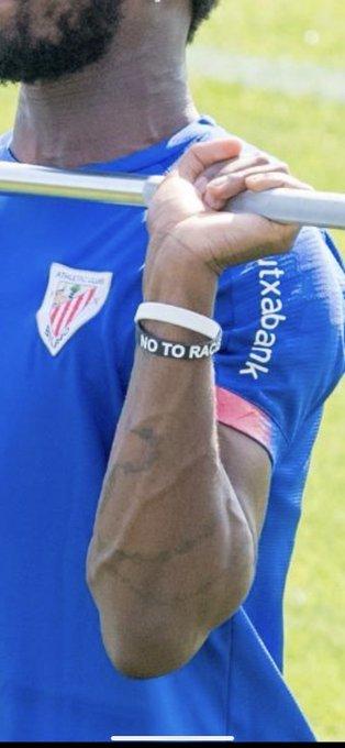 El jugador del Athletic Club Iñaki Williams luce una pulsera contra el racismo en Lezama (Foto: Nico Rodríguez).