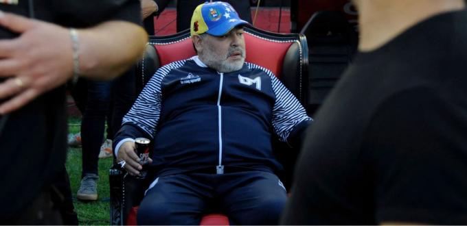 Diego Armando Maradona, en un trono en la visita de Gimnasia a Newell's.