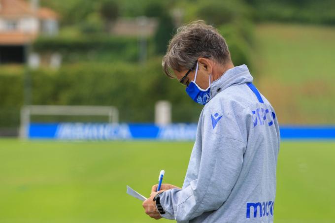 Fernando Vázquez tomando notas durante un entrenamiento (Foto:RCD)