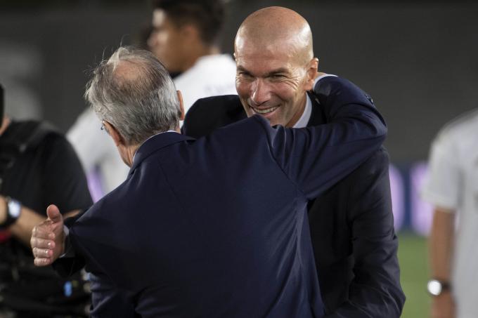 Zidane y Florentino Pérez se abrazan tras el título de campeón de LaLiga 19/20 del Real Madrid.