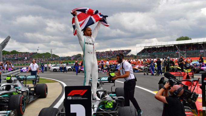 Lewis Hamilton ondea la bandera del Reino Unido en Silverstone en 2019.