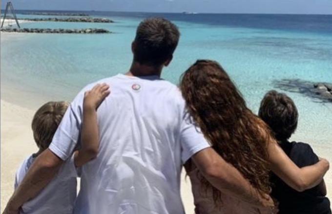 Shakira y Gerard Piqué, durante sus vacaciones en las Maldivas con sus hijos (Foto: Instagram).