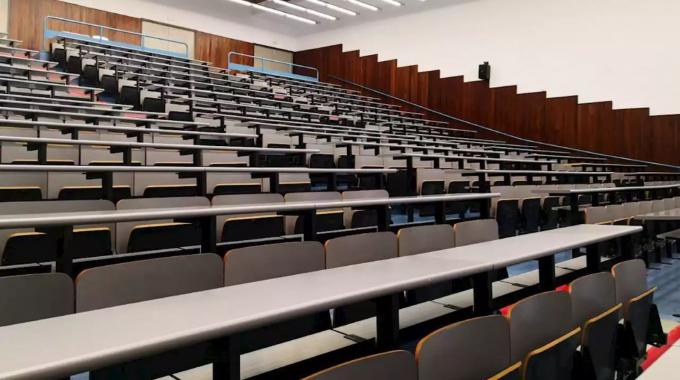 Una sala de universidad, vacía durante la pandemia de coronavirus.
