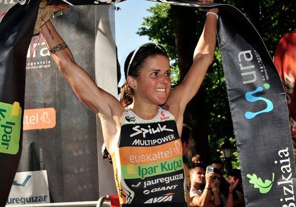 Virginia Berasategui celebra una victoria en una prueba de triatlón.