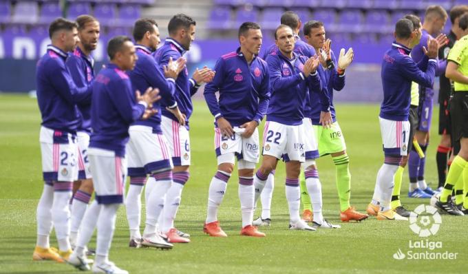 Los jugadores del Real Valladolid, antes del encuentro ante la Real Sociedad (Foto: LaLiga).