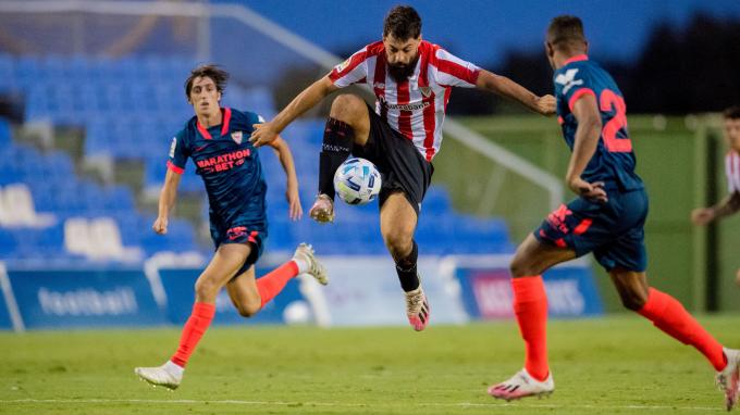Buen control de Asier Villalibre ante el Sevilla en Murcia (Foto: Athletic Club).