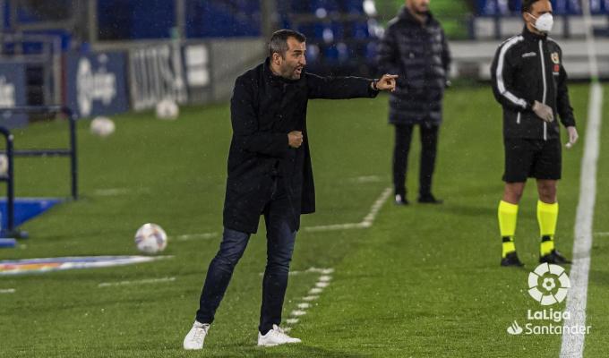 Diego Martínez da indicaciones en un partido del Granada (Foto: LaLiga).