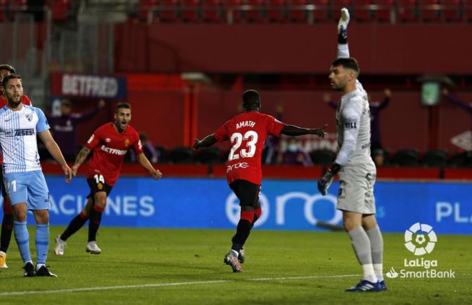 Amath festeja el 1-0 mientras Juan Soriano reclama fuera de juego.