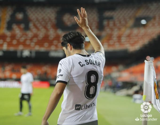 Carlos Soler celebra uno de sus goles. (Foto: LaLiga)