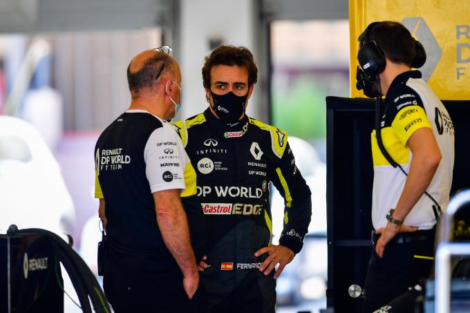 Fernando Alonso dialoga con miembros de Renault tras una de sus pruebas en el circuito de Bahrein (