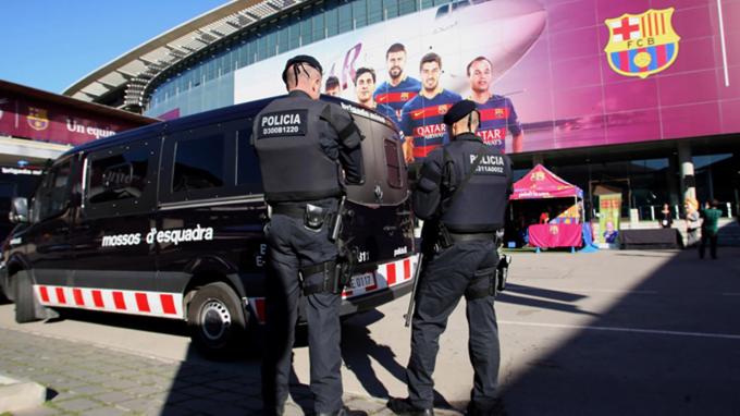Mossos d'Escuadra en el Camp Nou (Foto: Efe).