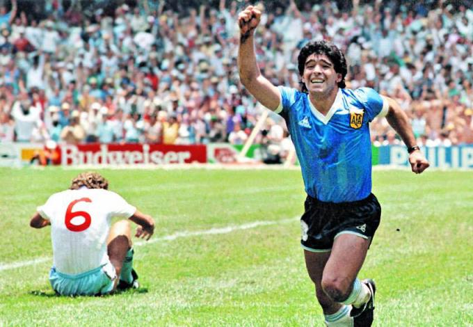 Maradona, tras anotar uno de sus famosos goles ante Inglaterra en el Mundial de México 1986.