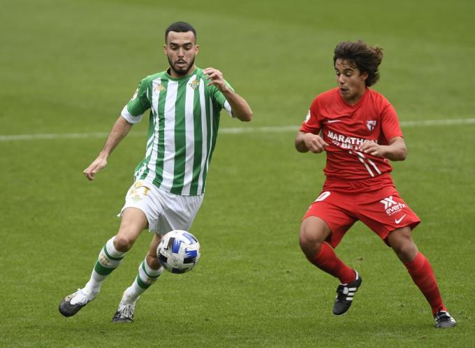 Carlos Álvarez disputa un balón en el 'derbi chico'.