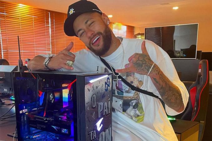 Neymar posa con una de las consolas para su fiesta (FOTO: Instagram).