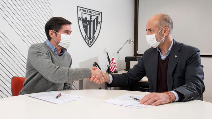 Marcelino saluda a Elizegi tras firmar su contrato con el Athletic Club (Foto: ATH).