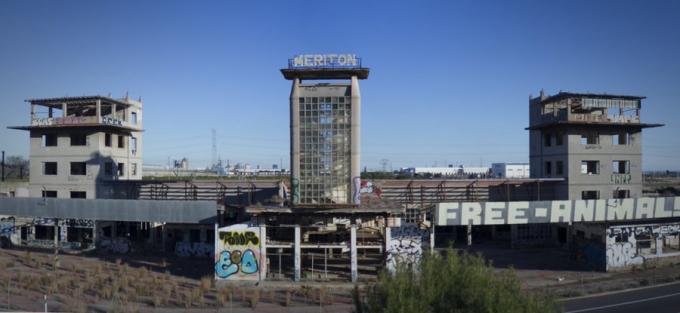 Fábrica en ruinas con Meriton (Foto: twitter @itmustbelove86)