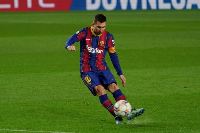 Messi, antes de lanzar su falta (Foto: FCB).
