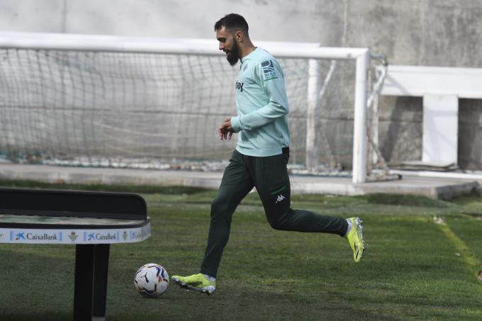 Borja Iglesias, en el entrenamiento del Betis (Foto: Kiko Hurtado).