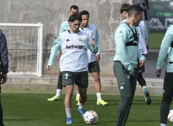 Rodri Sánchez con el Betis (Foto: Kiko Hurtado).