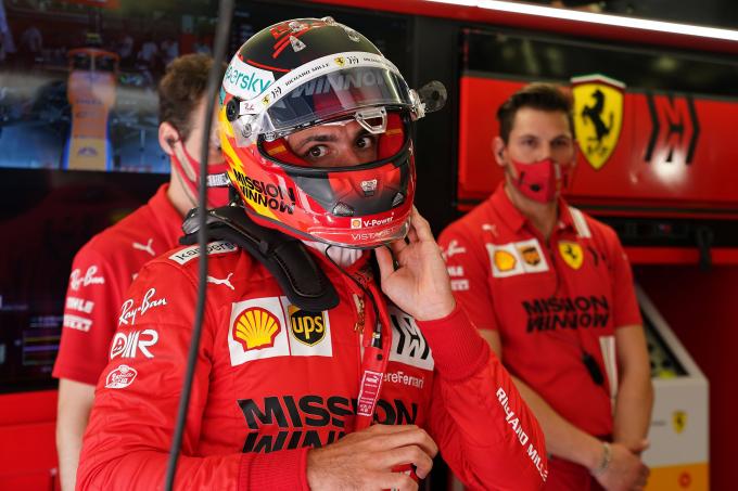 Carlos Sainz, en el box de Ferrari (Foto: Cordon Press).