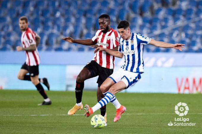 Carlos Fernández controla el balón bajo presión de Williams (Foto: LaLiga).