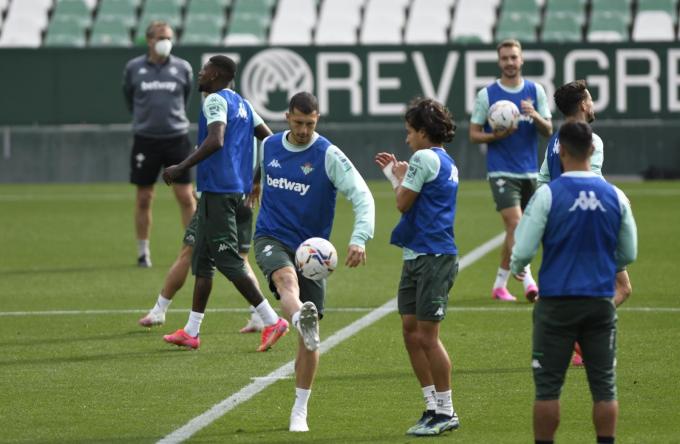 Los jugadores del Betis en un entrenamiento (foto: Kiko Hurtado).