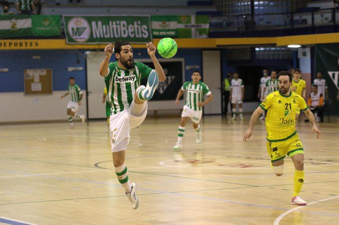 Emilio Buendía controla el balón (foto: Betis Futsal).