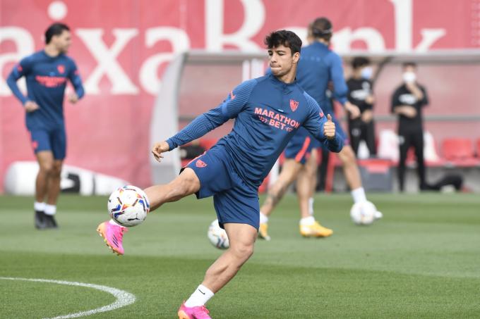 Óliver Torres en el entrenamiento del Sevilla (Foto: Kiko Hurtado).