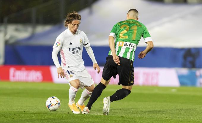 Luka Modric, ante Guido Rodríguez (Foto: Cordon Press).