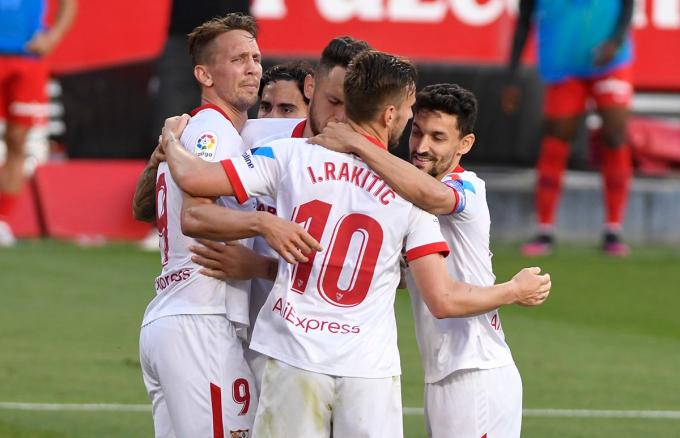 Los jugadores del Sevilla celebran el gol de Lucas Ocampos (Foto: Kiko Hurtado).