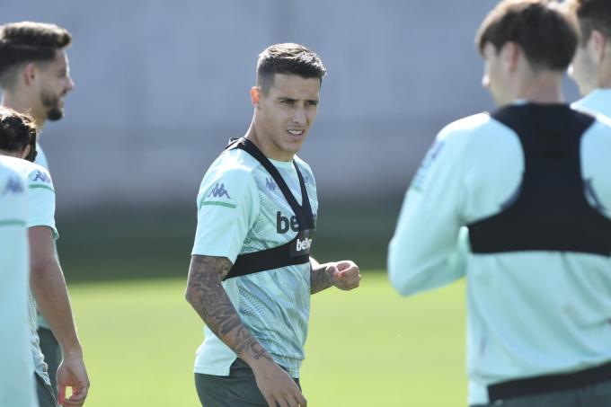 Tello en el entrenamiento del Betis (Foto: Kiko Hurtado)