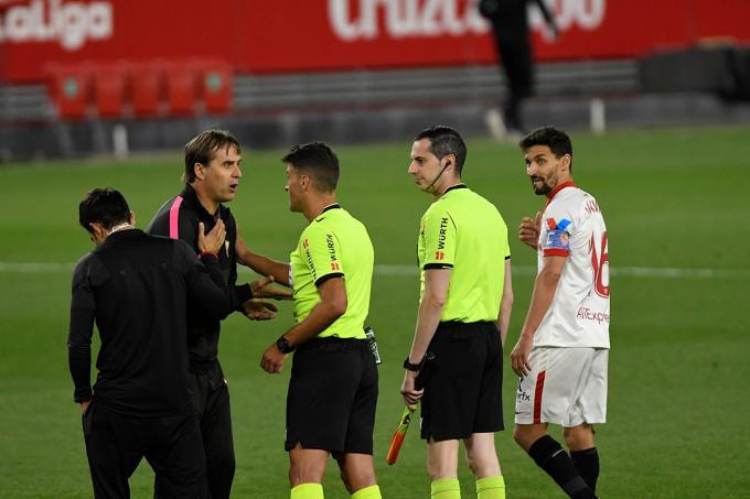 Lopetegui protesta a Gil Manzano en la final del Sevilla FC - Athletic de la mano de Balenziaga (Foto: Kiko Hurtado).
