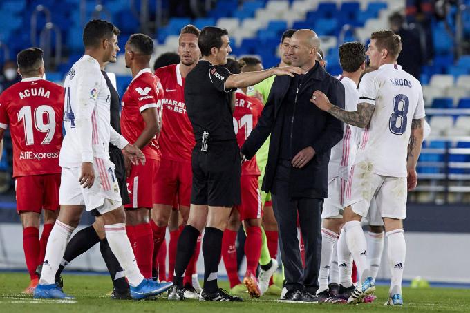 Martínez Munuera explica a Zidane y Kroos por qué pitó el penalti de Militao (Foto: Cordon Press).